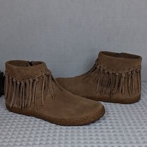 Ugg Shenendoah Suede Moccasin Style Ankle Boots w/Fringe Size 8.5/39.5 Tan